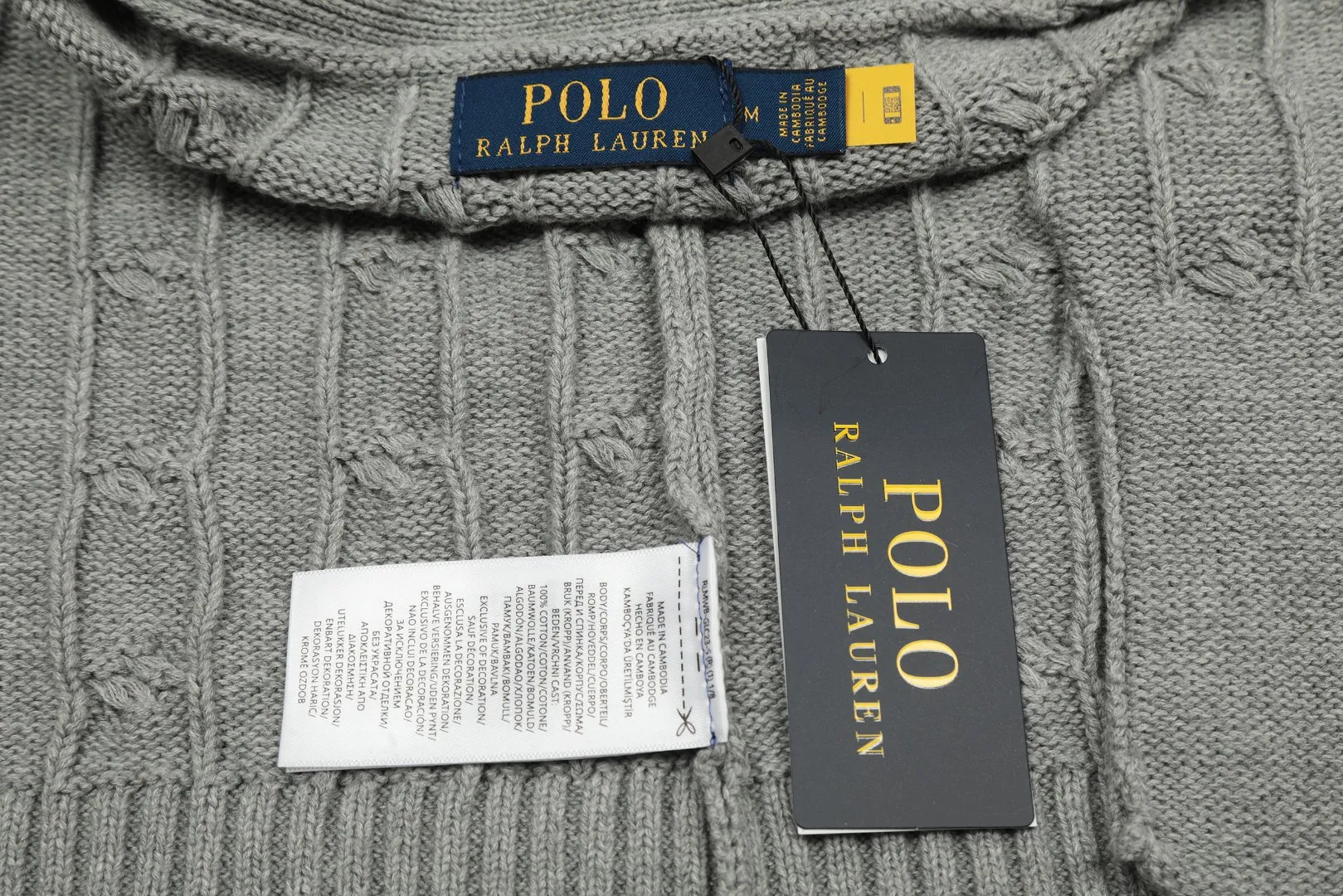 🅿️270 "Top quality" Style number: DS013# [Ralph Lauren V-neck solid color pony embroidered logo twist knitted cardigan] ✅Ralph Lauren classic basic versatile all-season couple knitted cardigan jacket ✅Main supplier platform live broadcast Wholesale entity Replacement if out of stock No removal from shelves ✅ZP quality 1:1 version Scan the code to enter the GF website Counter quality ✅Detailed quality The only one in Guangzhou Imported quality cotton yarn Focusing on high-end, cost-effective, good quality, needless to say. ✅The version is restored to the original. The maximum size can be worn up to 200 pounds. Loose, comfortable and stress-free. ✅The upper body is simple and easy to match. A must-have for ootd. Good-looking clothes are never picky. A must-have for couples with the same style. Size: S-XL. Color: black, navy, off-white, gray, light blue, khaki.